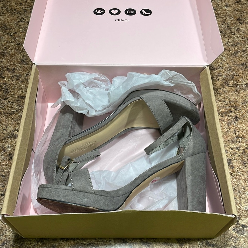 EUC CHARLOTTE RUSSE FAUX SUEDE GRAY CHUNKY HEEL  8